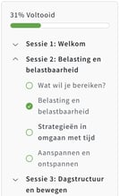 Een deel van het programma menu. Bovenaan wordt de groene voortgangsbalk weergegeven met de tekst 31% voltooid. Daaronder volgen de verschillende sessies waarin het programma is opgedeeld. Sessie twee is opengeklapt en laat de stappen zien met daarvoor een bolletje. Afgeronde stappen hebben een groen ingekleurd bolletje ervoor staan en de onvoltooide stappen een openstaand groen bolletje.